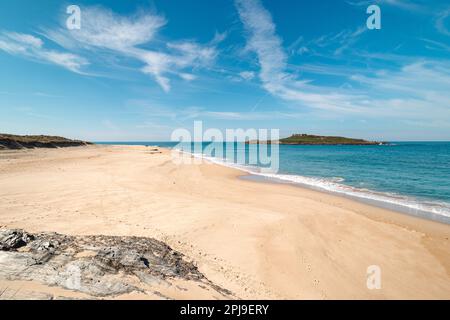 Machen Sie einen Spaziergang entlang des Atlantischen Ozeans am Strand Praia da Ilha do Pessegueiro in der Nähe von Porto Covo, westliches Portugal. Treppen über Rota Vicentina. Stockfoto