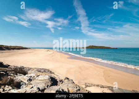 Machen Sie einen Spaziergang entlang des Atlantischen Ozeans am Strand Praia da Ilha do Pessegueiro in der Nähe von Porto Covo, westliches Portugal. Treppen über Rota Vicentina. Stockfoto