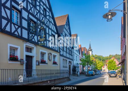 Pottenstein: Fachwerkhäuser in der Altstadt, Kirche St. Bartholomäus in der fränkischen Schweiz, Bayern, Bayern, Deutschland Stockfoto