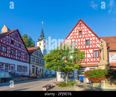 Pottenstein: Fachwerkhäuser in der Altstadt, Kirche St. Bartholomäus in der fränkischen Schweiz, Bayern, Bayern, Deutschland Stockfoto