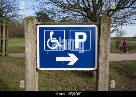 Behindertenparkplatz und Parkplatzbeschilderung Stockfoto