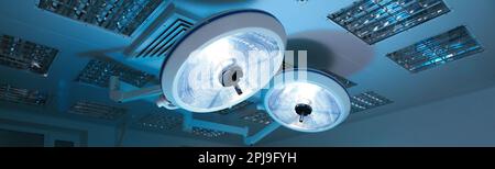 Leistungsstarke Operationslampen im modernen Operationssaal. Bannerdesign Stockfoto