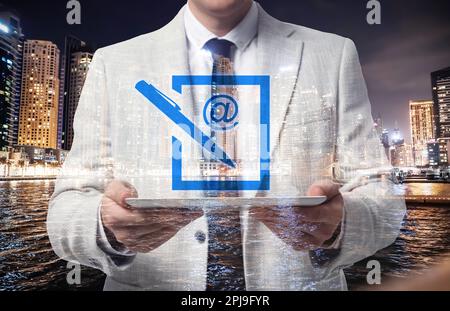 Konzept der elektronischen Signatur. Doppelbelichtung des Geschäftsmannes mit Tablet und Nachtstädtebau Stockfoto