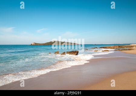 Machen Sie einen Spaziergang entlang des Atlantischen Ozeans am Strand Praia da Ilha do Pessegueiro in der Nähe von Porto Covo, westliches Portugal. Treppen über Rota Vicentina. Stockfoto