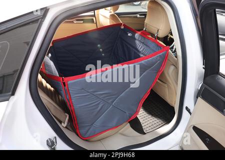 Schwarzer Sackträger für Haustiere im Auto Stockfoto