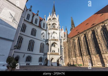 Historisches Renaissance-Schloss Albrechtsburg aus dem 15. Jahrhundert heute ein Museum im nächsten gotischen Meißener Dom aus dem to13. Jahrhundert (rechts) am Domplatz, Meissen Stockfoto