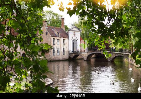 BRÜGGE, BELGIEN - 14. JUNI 2019: Brücke über den Kanal und Eingangstor zum Prinzessingen Ten Wijngaerde Stockfoto