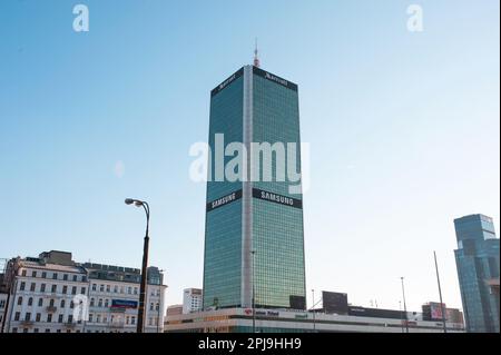 WARSCHAU, POLEN - 18. MÄRZ 2022: Samsung Service Center in Centrum LIM Wolkenkratzer Stockfoto