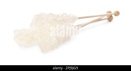 Holzstäbchen mit Zuckerkristallen auf weiß isoliert. Leckere Rock-Bonbons Stockfoto