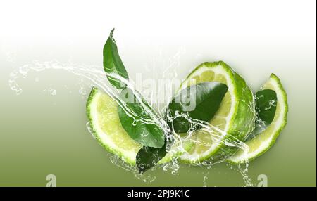 Frische reife Bergamotte, grüne Blätter und spritzendes Wasser auf farbigem Hintergrund Stockfoto