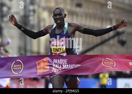 Prag, Tschechische Republik. 01. April 2023. Roncer Konga aus Kenia gewann am 1. April 2023 in Prag den Prager Halbmarathon 2023. Kredit: Ondrej Deml/CTK Photo/Alamy Live News Stockfoto