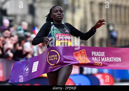 Prag, Tschechische Republik. 01. April 2023. Irine Kimais aus Kenia gewann am 1. April 2023 in Prag, Tschechische Republik, das Rennen Women Prague Half Marathon 2023. Kredit: Ondrej Deml/CTK Photo/Alamy Live News Stockfoto