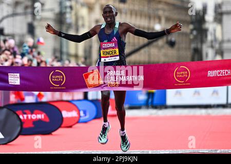 Prag, Tschechische Republik. 01. April 2023. Roncer Konga aus Kenia gewann am 1. April 2023 in Prag den Prager Halbmarathon 2023. Kredit: Ondrej Deml/CTK Photo/Alamy Live News Stockfoto