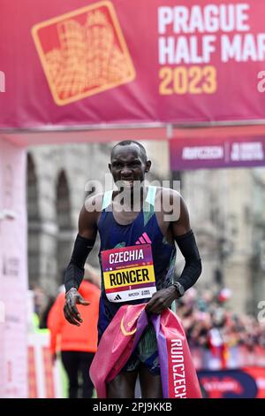 Prag, Tschechische Republik. 01. April 2023. Roncer Konga aus Kenia gewann am 1. April 2023 in Prag den Prager Halbmarathon 2023. Kredit: Ondrej Deml/CTK Photo/Alamy Live News Stockfoto