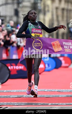 Prag, Tschechische Republik. 01. April 2023. Irine Kimais aus Kenia gewann am 1. April 2023 in Prag den Prager Halbmarathon 2023. Kredit: Ondrej Deml/CTK Photo/Alamy Live News Stockfoto