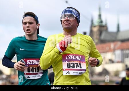 Prag, Tschechische Republik. 01. April 2023. Läufer treten beim Prager Halbmarathon 2023-Rennen am 1. April 2023 in Prag, Tschechische Republik, gegeneinander an. Kredit: Ondrej Deml/CTK Photo/Alamy Live News Stockfoto