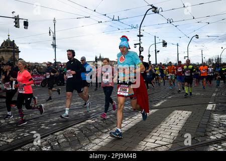 Prag, Tschechische Republik. 01. April 2023. Läufer treten beim Prager Halbmarathon 2023-Rennen am 1. April 2023 in Prag, Tschechische Republik, gegeneinander an. Kredit: Ondrej Deml/CTK Photo/Alamy Live News Stockfoto