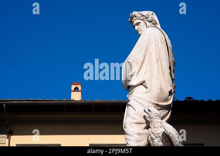 Statue von Dante Alighieri von Enrico Pazzi vor der Basilika Santa Croce in Florenz Stockfoto