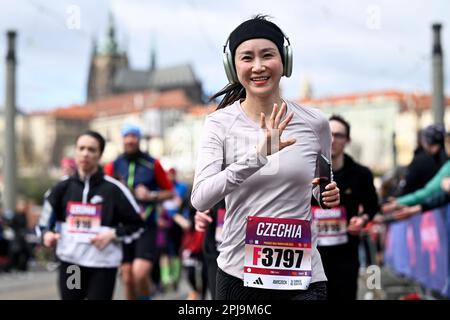 Prag, Tschechische Republik. 01. April 2023. Läufer treten beim Prager Halbmarathon 2023-Rennen am 1. April 2023 in Prag, Tschechische Republik, gegeneinander an. Kredit: Ondrej Deml/CTK Photo/Alamy Live News Stockfoto