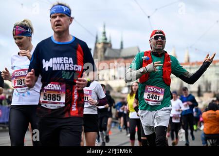 Prag, Tschechische Republik. 01. April 2023. Läufer treten beim Prager Halbmarathon 2023-Rennen am 1. April 2023 in Prag, Tschechische Republik, gegeneinander an. Kredit: Ondrej Deml/CTK Photo/Alamy Live News Stockfoto