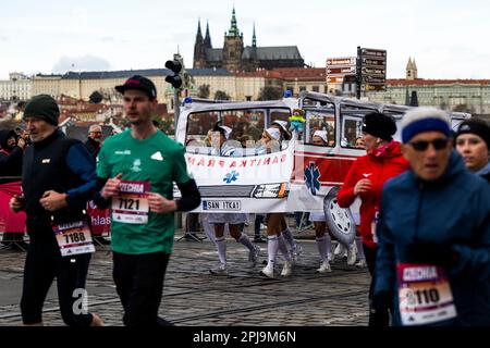 Prag, Tschechische Republik. 01. April 2023. Läufer treten beim Prager Halbmarathon 2023-Rennen am 1. April 2023 in Prag, Tschechische Republik, gegeneinander an. Kredit: Ondrej Deml/CTK Photo/Alamy Live News Stockfoto