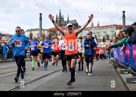 Prag, Tschechische Republik. 01. April 2023. Läufer treten beim Prager Halbmarathon 2023-Rennen am 1. April 2023 in Prag, Tschechische Republik, gegeneinander an. Kredit: Ondrej Deml/CTK Photo/Alamy Live News Stockfoto