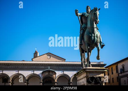 Giambolognas Reiterstatue des Großherzogs Ferdinando I de' Medici auf der Piazza della Santissima Annunziata in Florenz, Italien Stockfoto