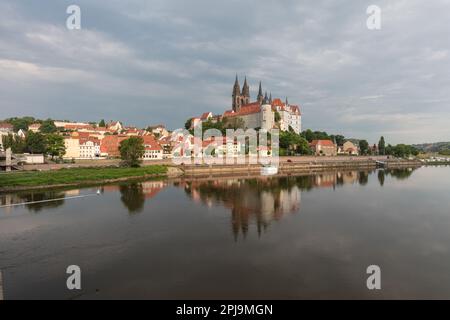 Die gotische und Renaissance-Burg Albrechtsburg ist heute ein Museum und eine gotische Kathedrale aus dem 13. Jahrhundert auf dem Turm des Schlosshügels, die sich in der ruhigen Elbe widerspiegelt. Meissen. Stockfoto