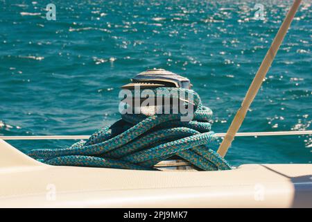 Ankerwinde für blaue Seile im Ozeanhintergrund. Seereisen im Sommer, Abenteuer, Reisen. Details zu Schiffen und Yachten. Pier zum Anlegen. V Stockfoto