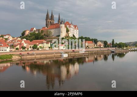 Die gotische und Renaissance-Burg Albrechtsburg ist heute ein Museum und eine gotische Kathedrale aus dem 13. Jahrhundert auf dem Turm des Schlosshügels, die sich in der ruhigen Elbe widerspiegelt. Meissen. Stockfoto