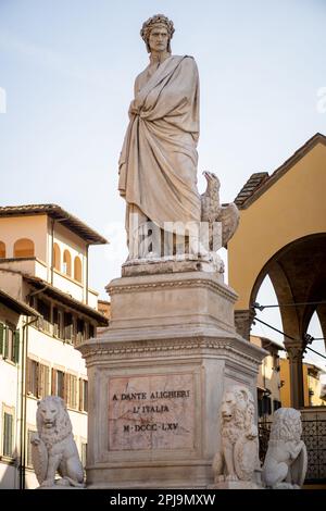 Statue von Dante Alighieri von Enrico Pazzi vor der Basilika Santa Croce in Florenz Stockfoto