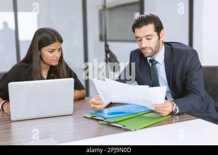 hispanische indische Geschäftsleute arbeiten zusammen. indische Geschäftsfrau trifft sich mit dem Boss. Stockfoto