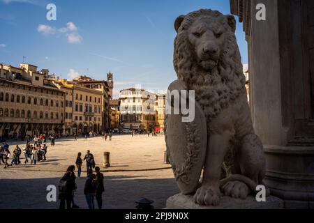 Marzocco Löwe am Fuße des Dante Monuments mit Blick auf die Piazza Santa Croce, Florenz Stockfoto