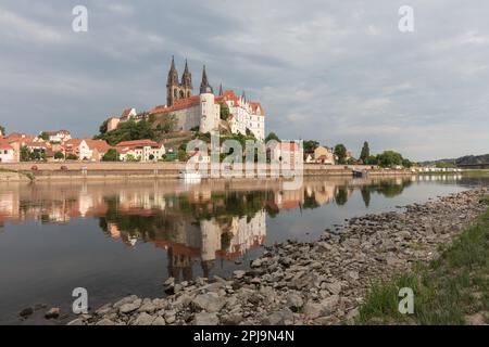 Die gotische und Renaissance-Burg Albrechtsburg ist heute ein Museum und eine gotische Kathedrale aus dem 13. Jahrhundert auf dem Turm des Schlosshügels, die sich in der ruhigen Elbe widerspiegelt. Meissen. Stockfoto