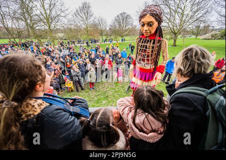 London, Großbritannien. 1. April 2023. Little Amal führt einen gesponserten Spaziergang durch Hampstead Heath und über Parliament Hill, um vertriebene Kinder auf der ganzen Welt zu unterstützen. Alle Spenden werden an Choose Love gespendet, um vertriebene Flüchtlingskinder in Großbritannien und weltweit zu unterstützen, einschließlich der Kinder, die zuletzt von den verheerenden Erdbeben in Türkiye und Syrien betroffen waren. Kredit: Guy Bell/Alamy Live News Stockfoto