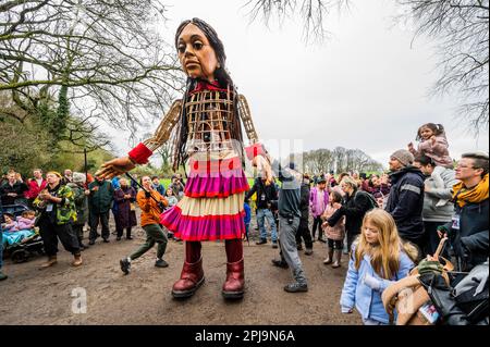 London, Großbritannien. 1. April 2023. Little Amal führt einen gesponserten Spaziergang durch Hampstead Heath und über Parliament Hill, um vertriebene Kinder auf der ganzen Welt zu unterstützen. Alle Spenden werden an Choose Love gespendet, um vertriebene Flüchtlingskinder in Großbritannien und weltweit zu unterstützen, einschließlich der Kinder, die zuletzt von den verheerenden Erdbeben in Türkiye und Syrien betroffen waren. Kredit: Guy Bell/Alamy Live News Stockfoto