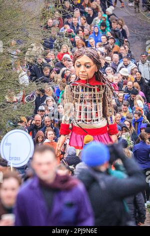 London, Großbritannien. 01. April 2023. Der kleine Amal geht den Parliament Hill hinauf. Little Amal, die Marionette eines Flüchtlingskindes, führt einen Spaziergang durch Hampstead Heath, um vertriebene Kinder auf der ganzen Welt zu unterstützen. Die Spenden werden an die Kampagne Choose Love gespendet, um Flüchtlingskindern in Großbritannien und der ganzen Welt zu helfen. Kredit: Imageplotter/Alamy Live News Stockfoto