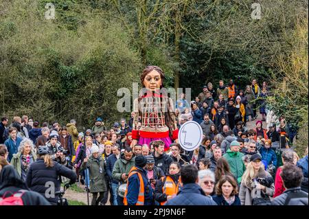 London, Großbritannien. 1. April 2023. Little Amal führt einen gesponserten Spaziergang durch Hampstead Heath und über Parliament Hill, um vertriebene Kinder auf der ganzen Welt zu unterstützen. Alle Spenden werden an Choose Love gespendet, um vertriebene Flüchtlingskinder in Großbritannien und weltweit zu unterstützen, einschließlich der Kinder, die zuletzt von den verheerenden Erdbeben in Türkiye und Syrien betroffen waren. Kredit: Guy Bell/Alamy Live News Stockfoto