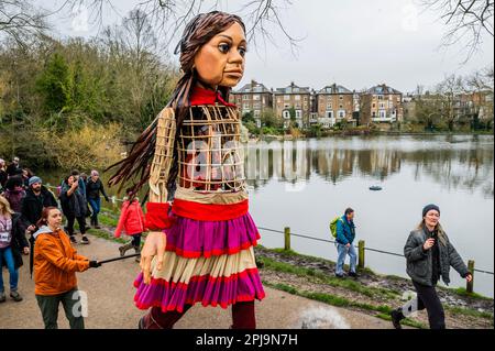 London, Großbritannien. 1. April 2023. Little Amal führt einen gesponserten Spaziergang durch Hampstead Heath und über Parliament Hill, um vertriebene Kinder auf der ganzen Welt zu unterstützen. Alle Spenden werden an Choose Love gespendet, um vertriebene Flüchtlingskinder in Großbritannien und weltweit zu unterstützen, einschließlich der Kinder, die zuletzt von den verheerenden Erdbeben in Türkiye und Syrien betroffen waren. Kredit: Guy Bell/Alamy Live News Stockfoto