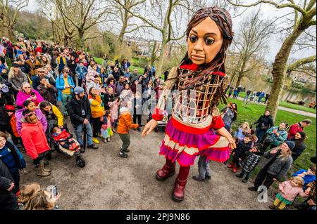 London, Großbritannien. 1. April 2023. Little Amal führt einen gesponserten Spaziergang durch Hampstead Heath und über Parliament Hill, um vertriebene Kinder auf der ganzen Welt zu unterstützen. Alle Spenden werden an Choose Love gespendet, um vertriebene Flüchtlingskinder in Großbritannien und weltweit zu unterstützen, einschließlich der Kinder, die zuletzt von den verheerenden Erdbeben in Türkiye und Syrien betroffen waren. Kredit: Guy Bell/Alamy Live News Stockfoto