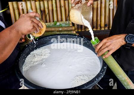 Medan, Indonesien. 01. April 2023. Während des heiligen Monats Ramadan in Medan, Provinz Nord-Sumatra, Indonesien, am 01. April 2023 stellen die Arbeiter traditionell klebrigen Reis her, der vor Ort als Lemang Srikaya Bambus bekannt ist. Der Umsatz von Lemang Srikaya Bambus steigt, weil es eines der Lieblingsmenüs ist, wenn man das Fast bricht. (Foto: Hendro Budiman/INA Photo Agency /Sipa USA) Guthaben: SIPA USA/Alamy Live News Stockfoto