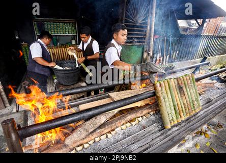 Medan, Indonesien. 01. April 2023. Während des heiligen Monats Ramadan in Medan, Provinz Nord-Sumatra, Indonesien, am 01. April 2023 stellen die Arbeiter traditionell klebrigen Reis her, der vor Ort als Lemang Srikaya Bambus bekannt ist. Der Umsatz von Lemang Srikaya Bambus steigt, weil es eines der Lieblingsmenüs ist, wenn man das Fast bricht. (Foto: Hendro Budiman/INA Photo Agency /Sipa USA) Guthaben: SIPA USA/Alamy Live News Stockfoto