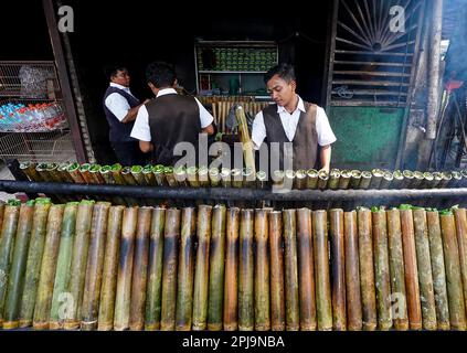 Medan, Indonesien. 01. April 2023. Während des heiligen Monats Ramadan in Medan, Provinz Nord-Sumatra, Indonesien, am 01. April 2023 stellen die Arbeiter traditionell klebrigen Reis her, der vor Ort als Lemang Srikaya Bambus bekannt ist. Der Umsatz von Lemang Srikaya Bambus steigt, weil es eines der Lieblingsmenüs ist, wenn man das Fast bricht. (Foto: Hendro Budiman/INA Photo Agency /Sipa USA) Guthaben: SIPA USA/Alamy Live News Stockfoto