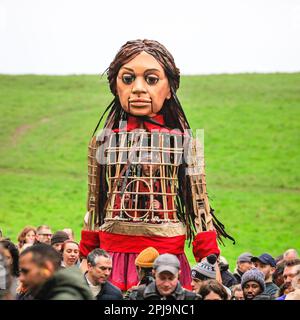 London, Großbritannien. 01. April 2023. Little Amal interagiert mit Walkern auf Parliament Hill. Little Amal, die Marionette eines Flüchtlingskindes, führt einen Spaziergang durch Hampstead Heath, um vertriebene Kinder auf der ganzen Welt zu unterstützen. Die Spenden werden an die Kampagne Choose Love gespendet, um Flüchtlingskindern in Großbritannien und der ganzen Welt zu helfen. Kredit: Imageplotter/Alamy Live News Stockfoto