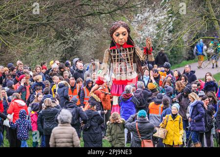 London, Großbritannien. 01. April 2023. Der kleine Amal geht den Parliament Hill hinauf. Little Amal, die Marionette eines Flüchtlingskindes, führt einen Spaziergang durch Hampstead Heath, um vertriebene Kinder auf der ganzen Welt zu unterstützen. Die Spenden werden an die Kampagne Choose Love gespendet, um Flüchtlingskindern in Großbritannien und der ganzen Welt zu helfen. Kredit: Imageplotter/Alamy Live News Stockfoto