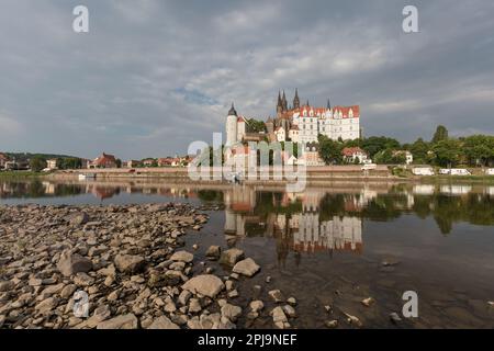 Die gotische und Renaissance-Burg Albrechtsburg ist heute ein Museum und eine gotische Kathedrale aus dem 13. Jahrhundert auf dem Turm des Schlosshügels, die sich in der ruhigen Elbe widerspiegelt. Meissen. Stockfoto