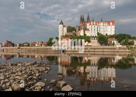 Die gotische und Renaissance-Burg Albrechtsburg ist heute ein Museum und eine gotische Kathedrale aus dem 13. Jahrhundert auf dem Turm des Schlosshügels, die sich in der ruhigen Elbe widerspiegelt. Meissen. Stockfoto