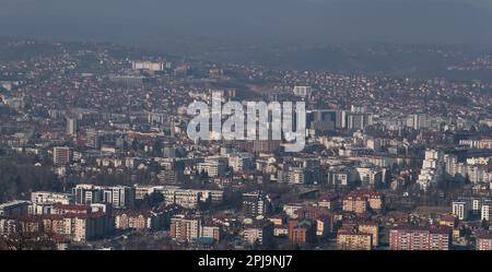 Panoramablick auf die Stadt Banja Luka an sonnigen Tagen, Luftverschmutzung in der Stadt, entfernte Hügel verblassen im Dunst Stockfoto