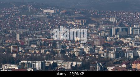 Panoramablick auf die Stadt Banja Luka an sonnigen Tagen, Luftverschmutzung in der Stadt, entfernte Hügel verblassen im Dunst Stockfoto