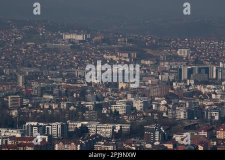 Stadtbild von Banja Luka an sonnigen Tagen mit Dunst in der Luft Stockfoto